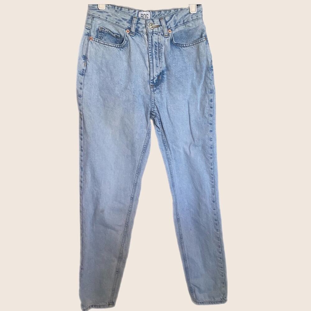 BDG MOM HIGH-RISE LIGHT WASHED JEANS SIZE 25